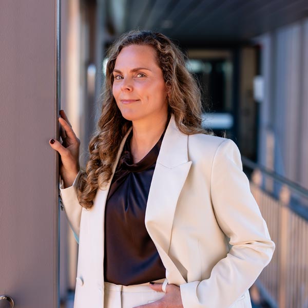 Portretfoto van Carola Kruisinga, relatiebeheerder collectieve pensioenregelingen bij W&A Pensioenconsultants.