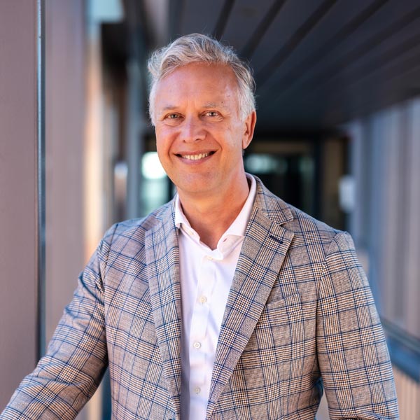 Portretfoto van pensioenadviseur Martin Troost, specialist in pensioenadvies voor werkgevers, ondernemingsraden en dga’s.